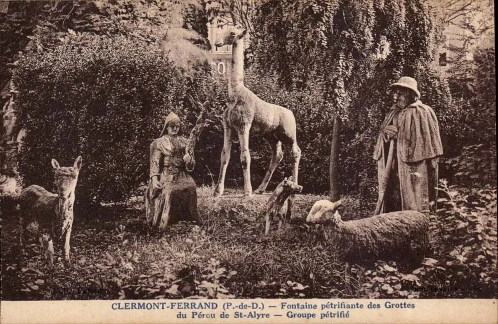 Clermont-Ferrand (P.-de-D.) — Versteinerte Quelle der Grottes du Péruc de St-Alyre — Versteinertes Gruppe - Vorderseite