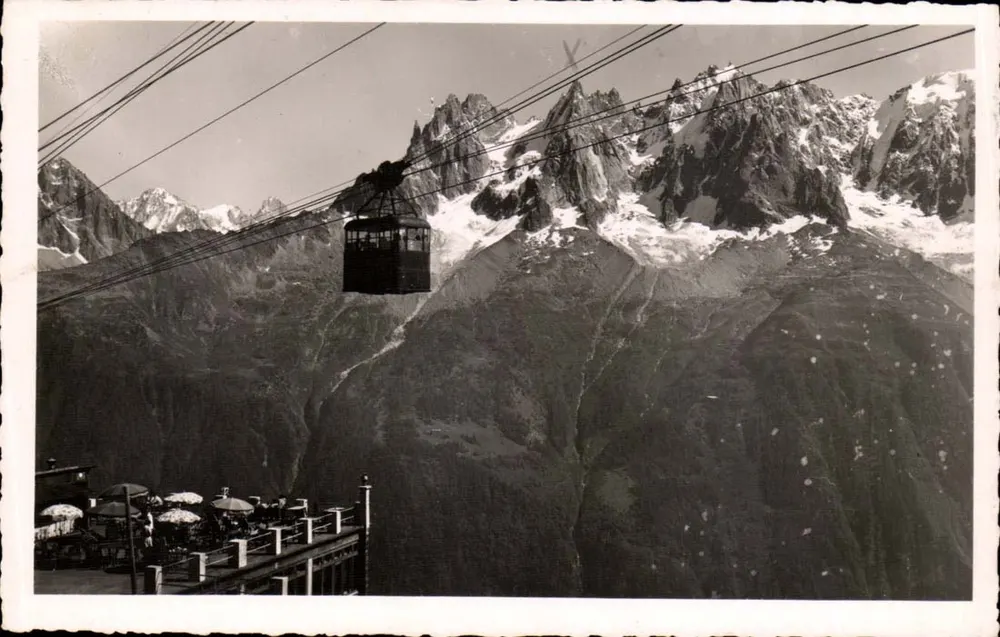 Chamonix-Mont Blanc — Teleférico do Brévent, terraços do Pavilhão-Restaurante de Plan-Praz, alt. 2000 m, e as Aiguilles de Chamonix — Edições Mont-Blanc - Frente