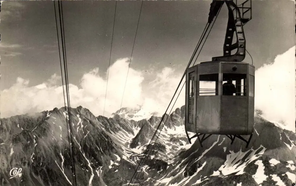 Os Pirineus - Estrada do Tourmalet - O Teleférico da Mongie no Pic du Midi (alt. 2877 m.) - Frente