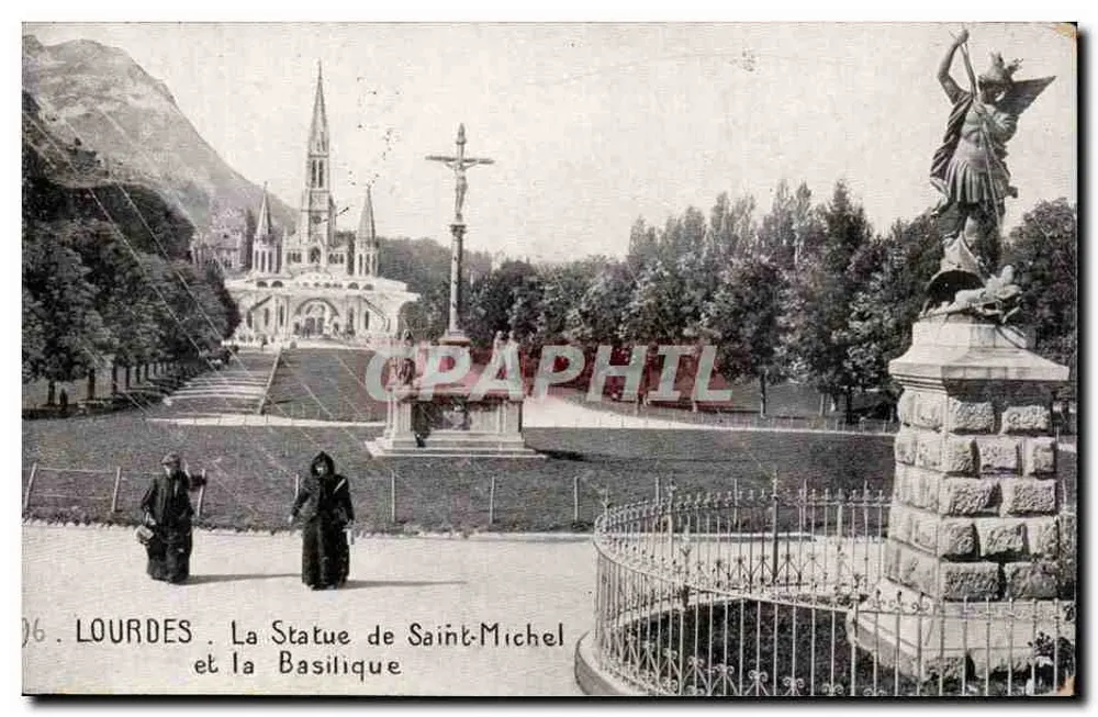 Lourdes — A Estátua de São Miguel e a Basílica - Frente