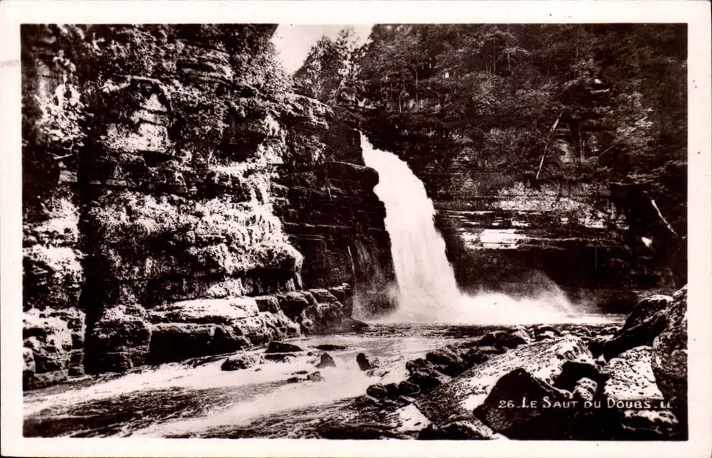 Le Saut du Doubs — cascata em um cânion rochoso — série 26, editor Levy et Léotellier, Paris - Frente