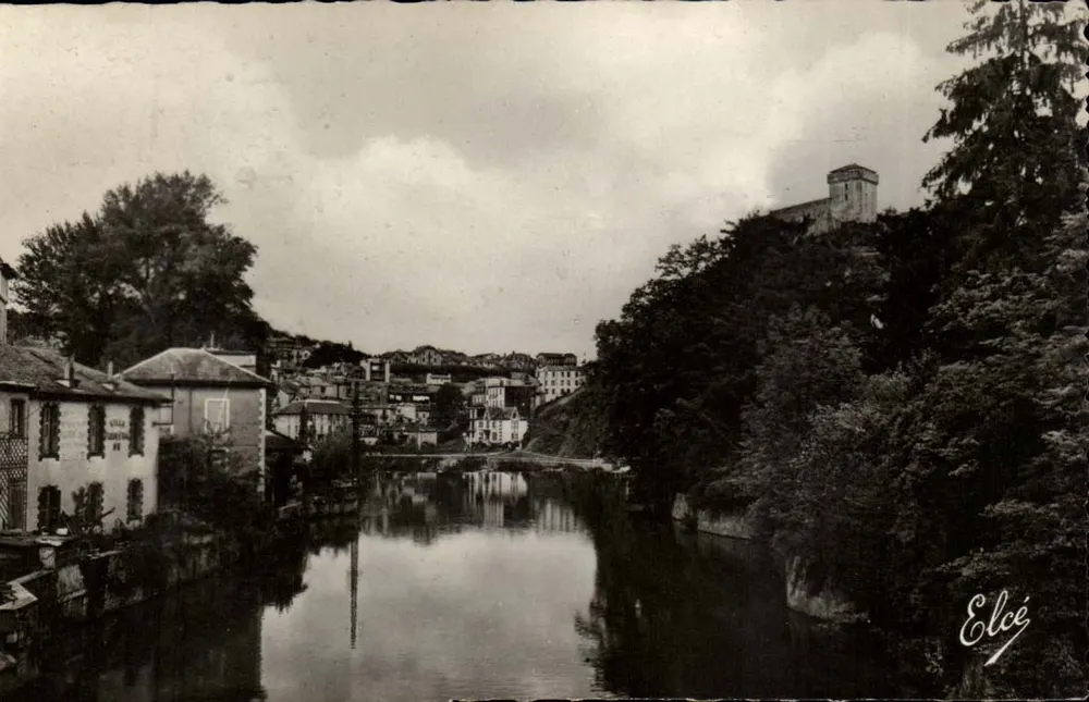 Elcée — Ansicht des Schlosses und des Flusses — Elcée - Vorderseite