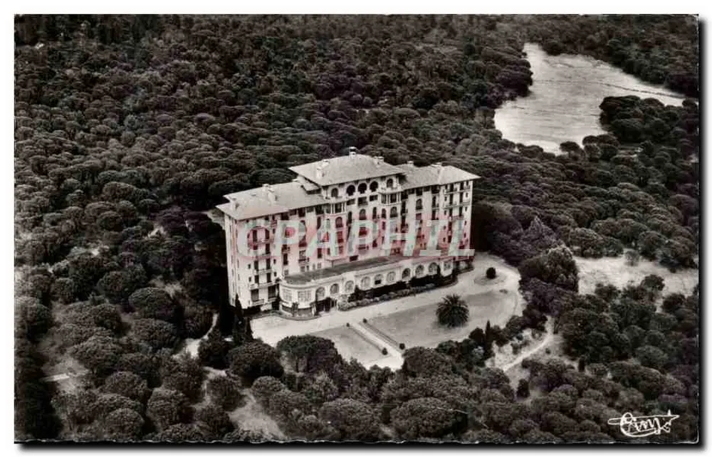 Saint-Raphaël (Var) — Vue aérienne — Hôtel de Valescure — Éditions Combier, Mâcon - Recto