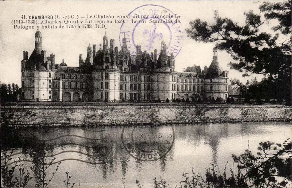 Chambord (Loir-et-Cher) — O Castelo construído por Francisco I (1515-1535). Carlos V foi recebido lá em 1559. O rei Stanislas da Polônia lá habitou de 1725 a 1733 R.D. - Frente