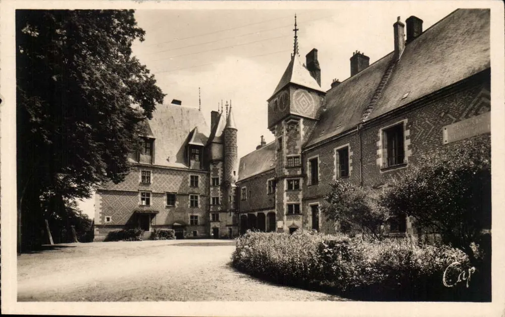Gien — A Cour do Castelo — Edição do Cap (Loiret) n°72 - Frente