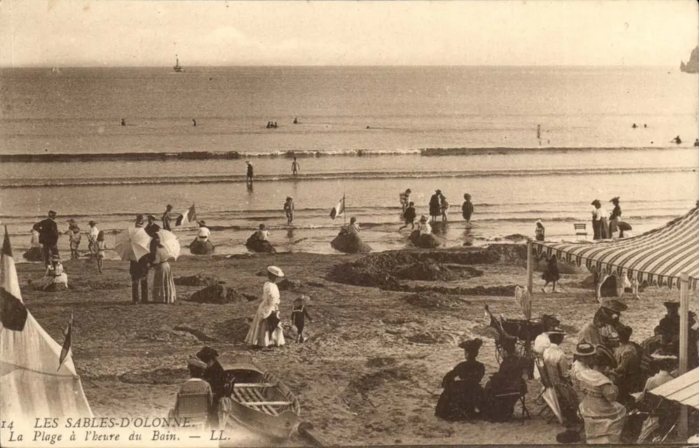 Les Sables-d'Olonne — La Plage à l'Heure du Bain — LL. n°14 - Recto