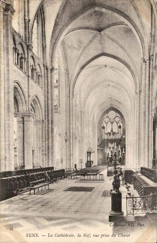 SENS — La Cathédrale, la Nef, vue prise du Chœur — Collections ND. Phot. - Recto