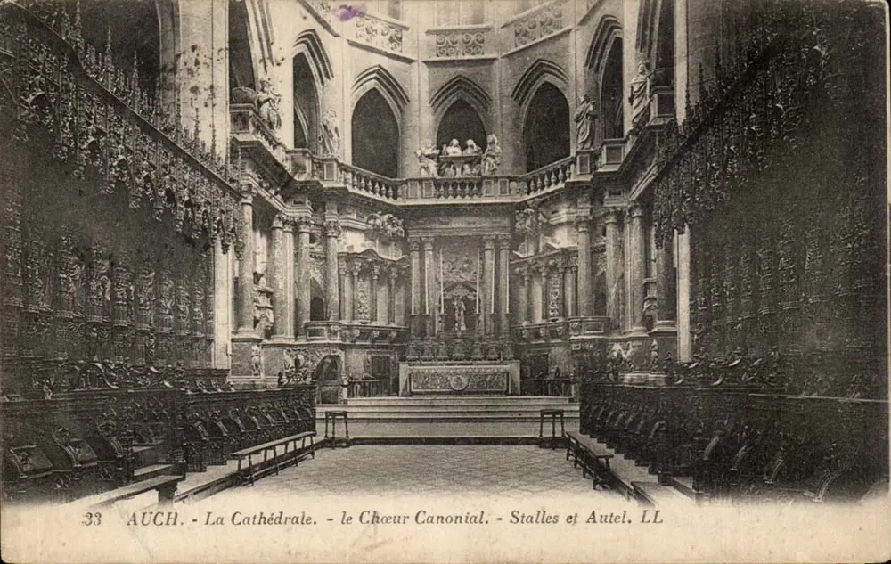 Auch - Die Kathedrale - Der kanonische Chor - Stühle und Altar - Vorderseite