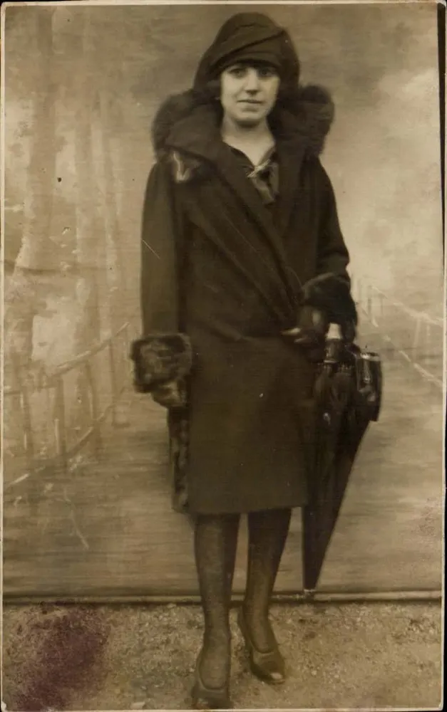 Donna in mantello di pelliccia — Parigi, intorno al 1920 — Cartolina - Recto