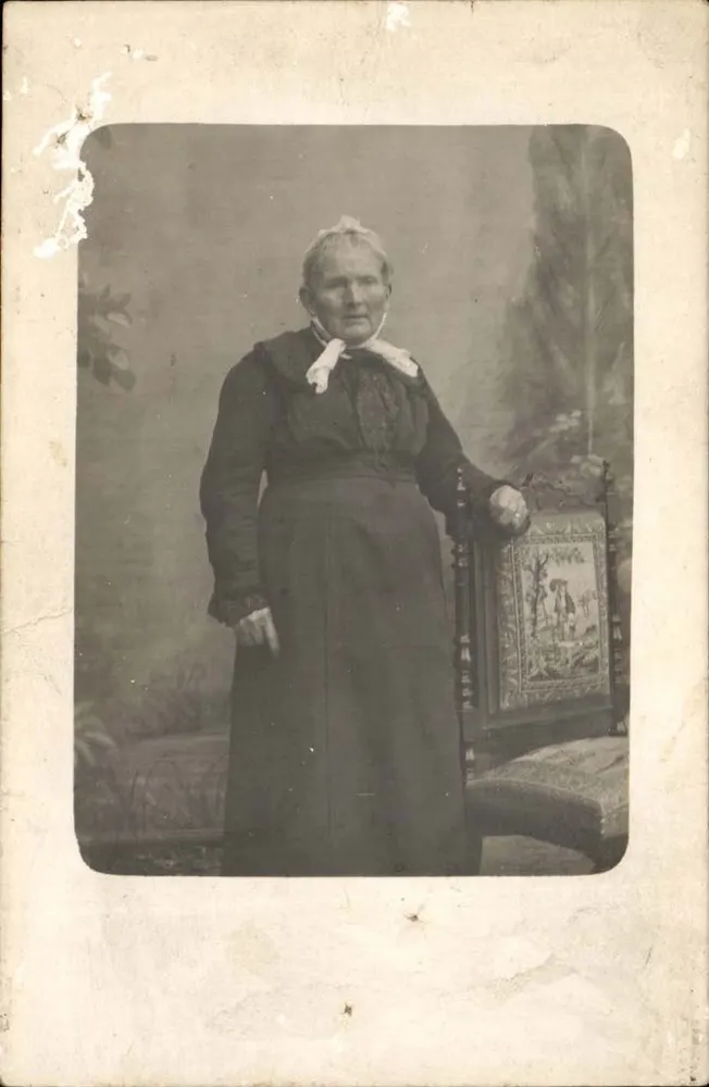 Mulher idosa — retrato de estúdio — editor não identificado, número de série ilegível - Frente