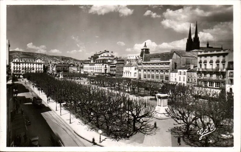 Clermont-Ferrand — Place de Jaude und Kathedrale — Photo G.d'O - Vorderseite
