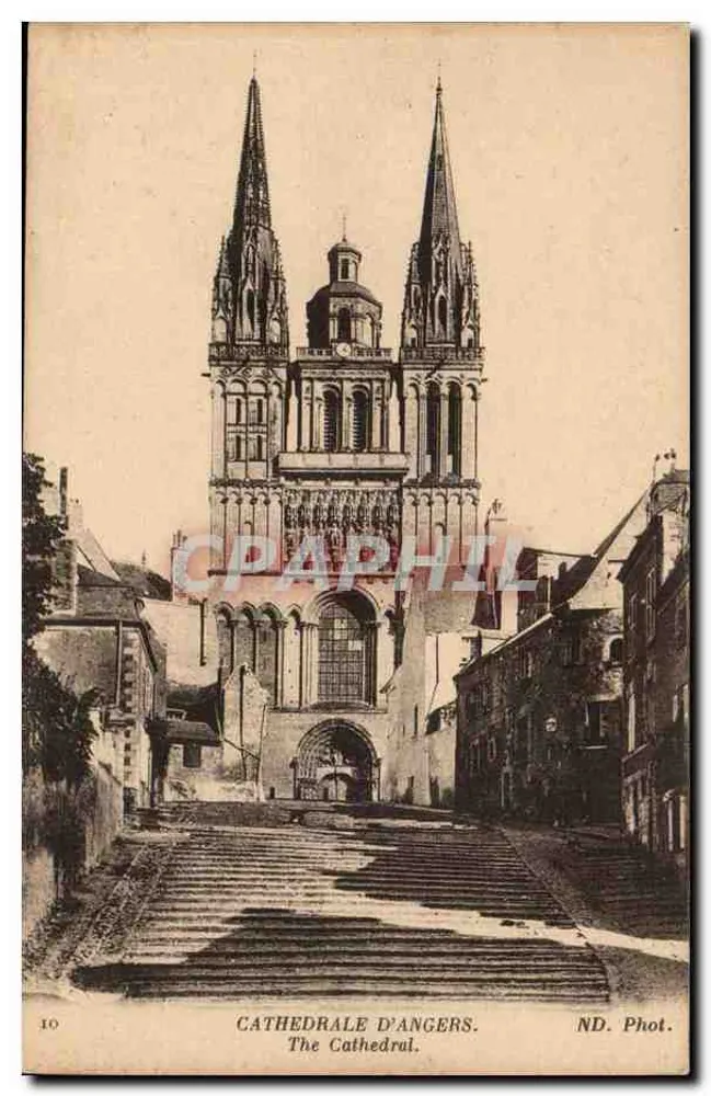 Catedral de Angers — vista da fachada com suas duas agulhas — ND. Fot. - Frente