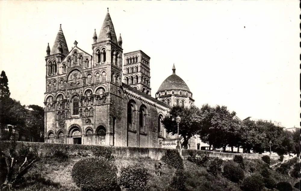 Angoulême — Catedral de São Pedro — Éditions du Globe, Paris - Frente