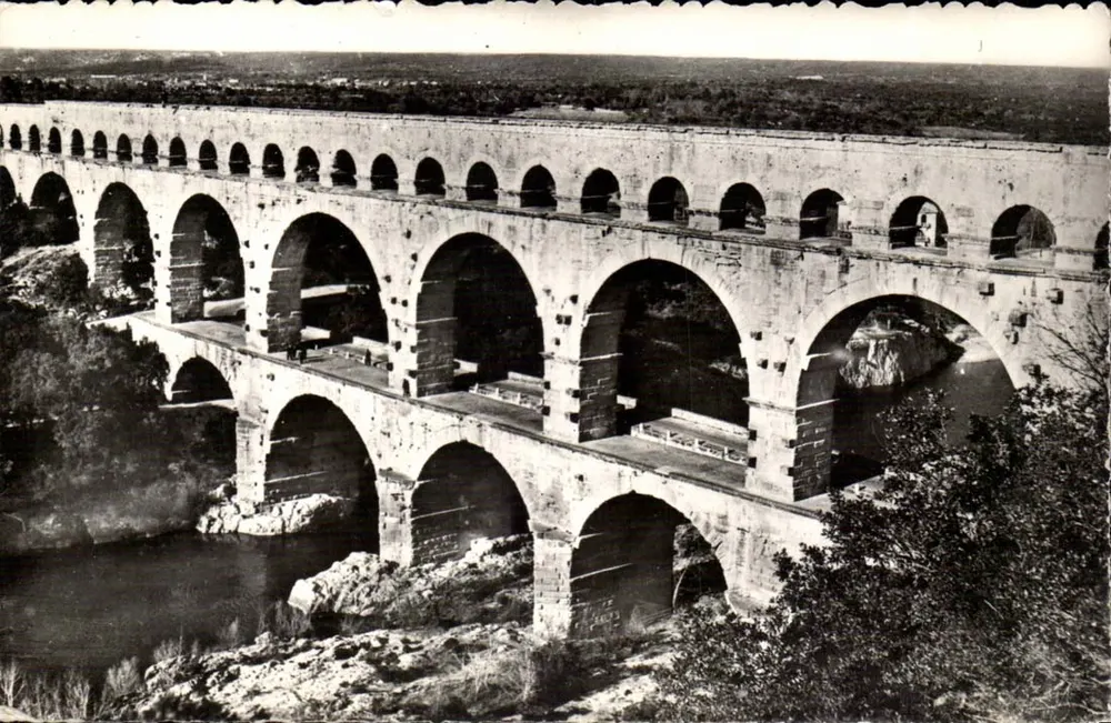 Ponte do Gard — Nîmes (Gard) — Éditions du Globe - Frente