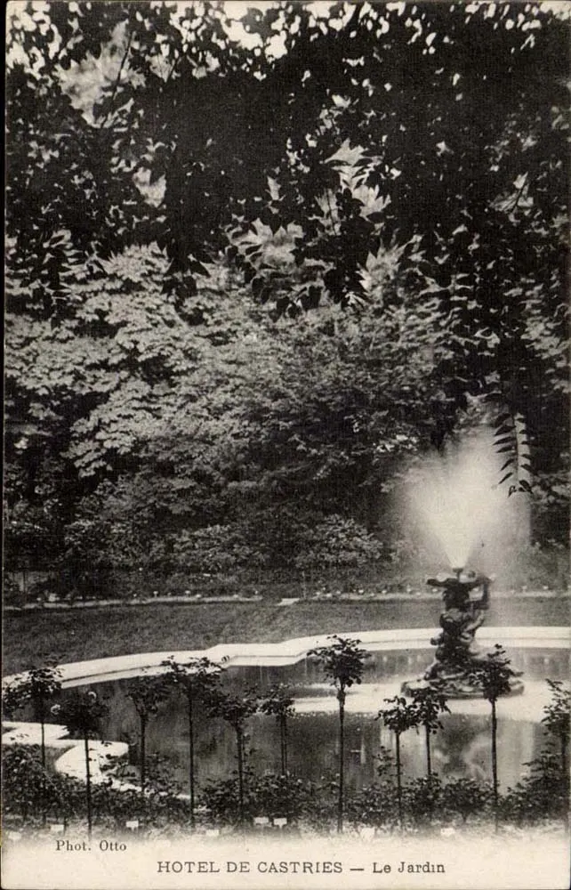 Hotel de Castries — O Jardim — Fot. Otto - Frente