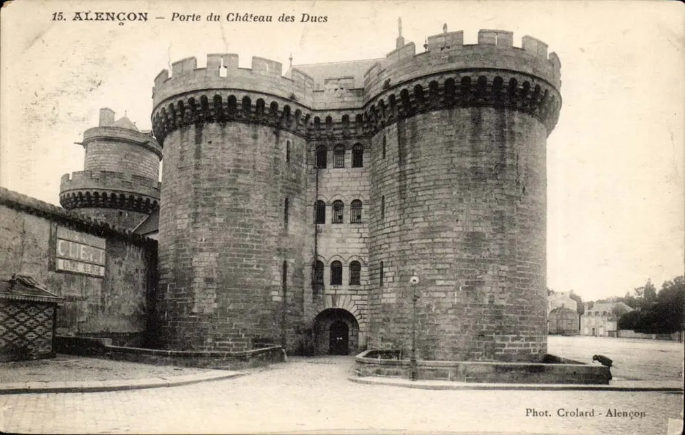 Alençon — Porta do Castelo dos Duques — Fot. Crolard - Alençon - Frente