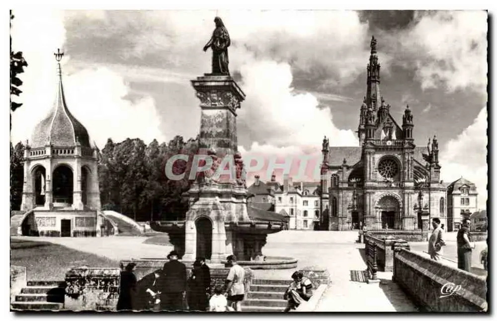 Sainte-Anne-d'Auray — O Monumento aos Mortos, a Fonte e a Basílica — Réal-Photo - Frente