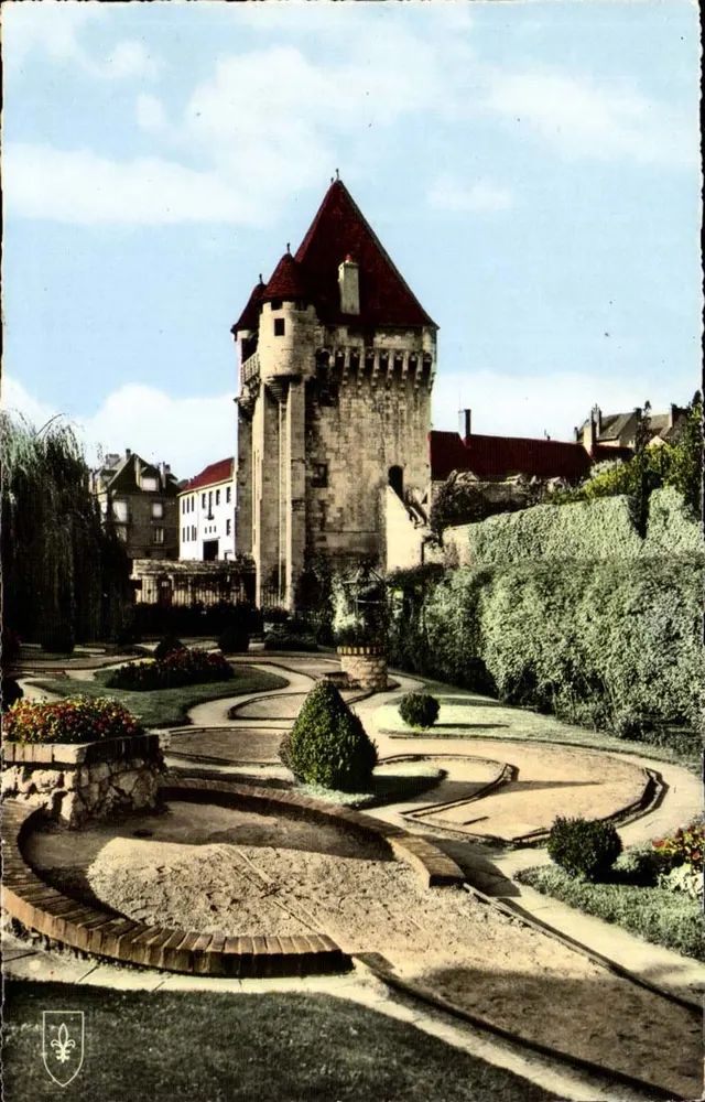Nevers (Nièvre) — A Porta do Croux — Editor: G. Que de Bronzat - Frente