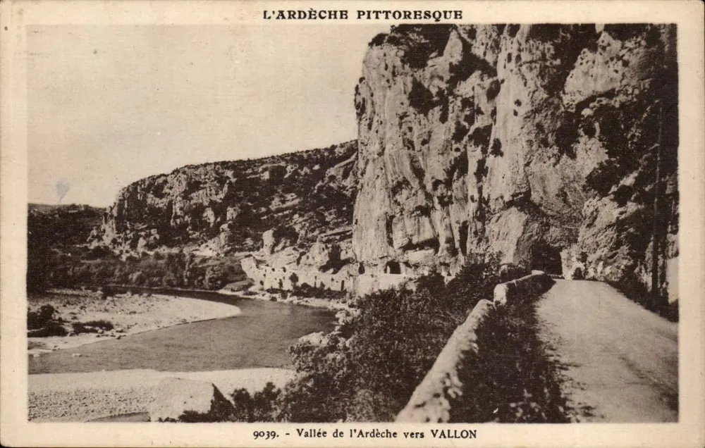 Vale do Ardèche perto de Vallon — O Ardèche pitoresco — Edição Rouvière, n° 9039 - Frente