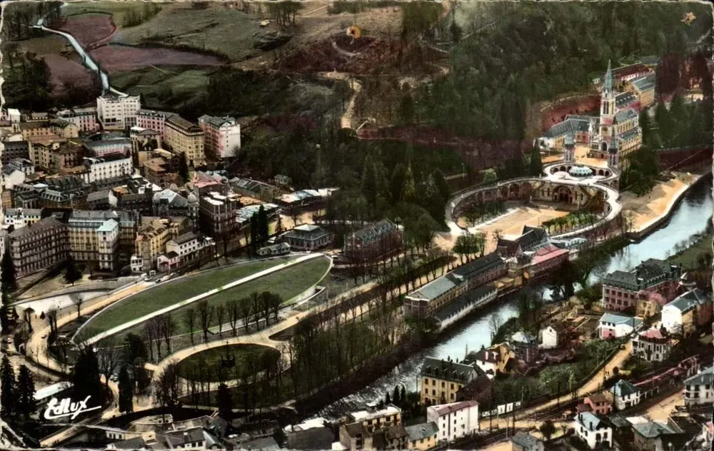 Lourdes — Luftbild der Basilika und des Gave — Verleger Edlyx - Vorderseite