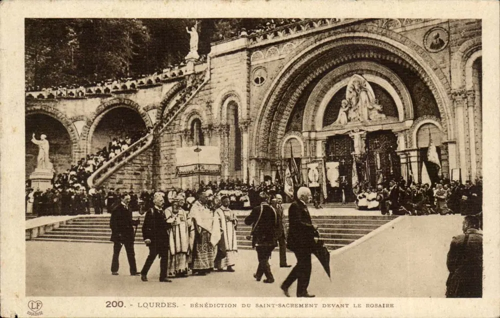 Lourdes — Segnung des Heiligen Sakraments vor dem Rosenkranz — Verlag L. F. Roux - Vorderseite