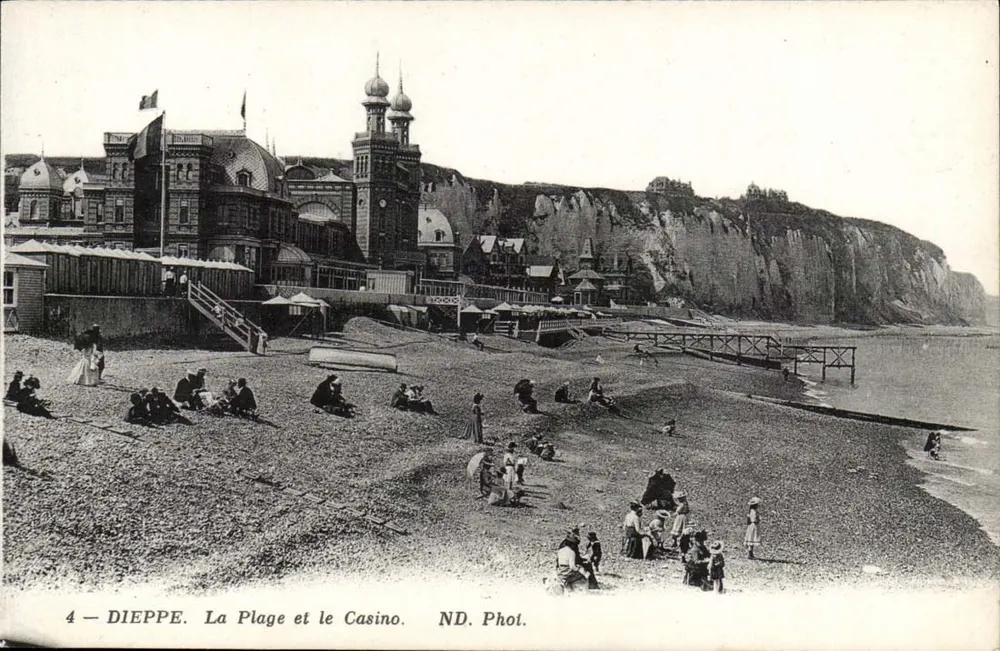 Dieppe — A Praia e o Cassino — ND. Fot. - Frente