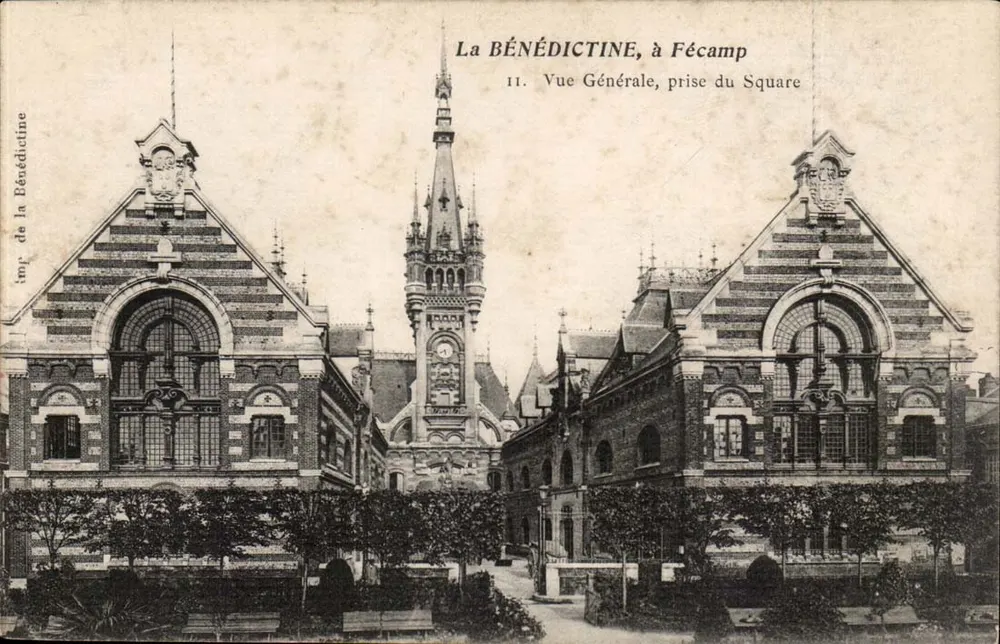 A BÉNÉDICTINE, em Fécamp — Vista Geral, tirada do Square — imp. da Bénédictine - Frente