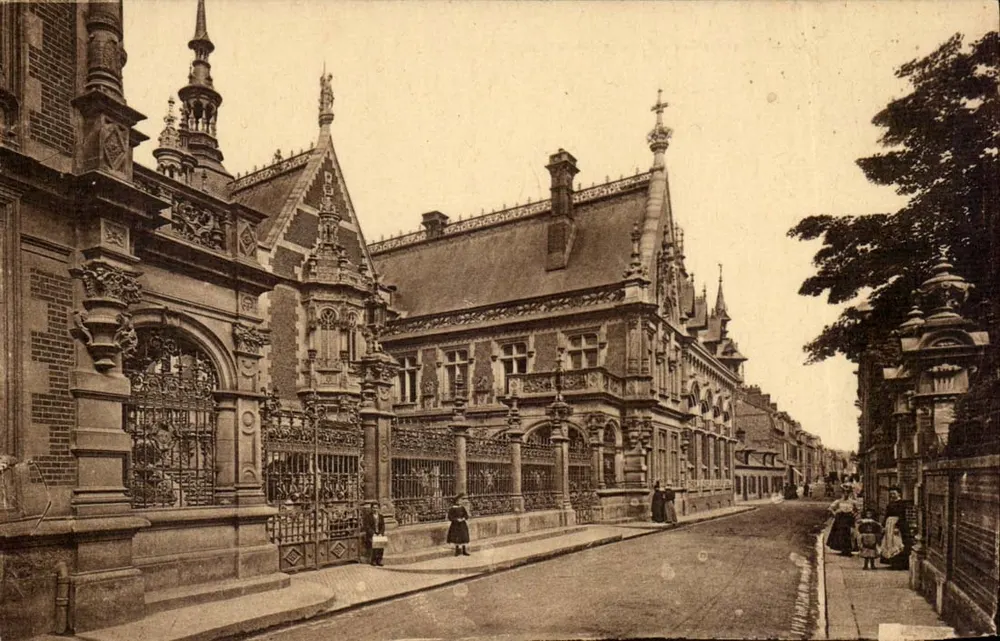 Fécamp — Bénédictine — Fachada na Rua — LE LITTORAL (Seine-Inférieure) F.L. - Frente
