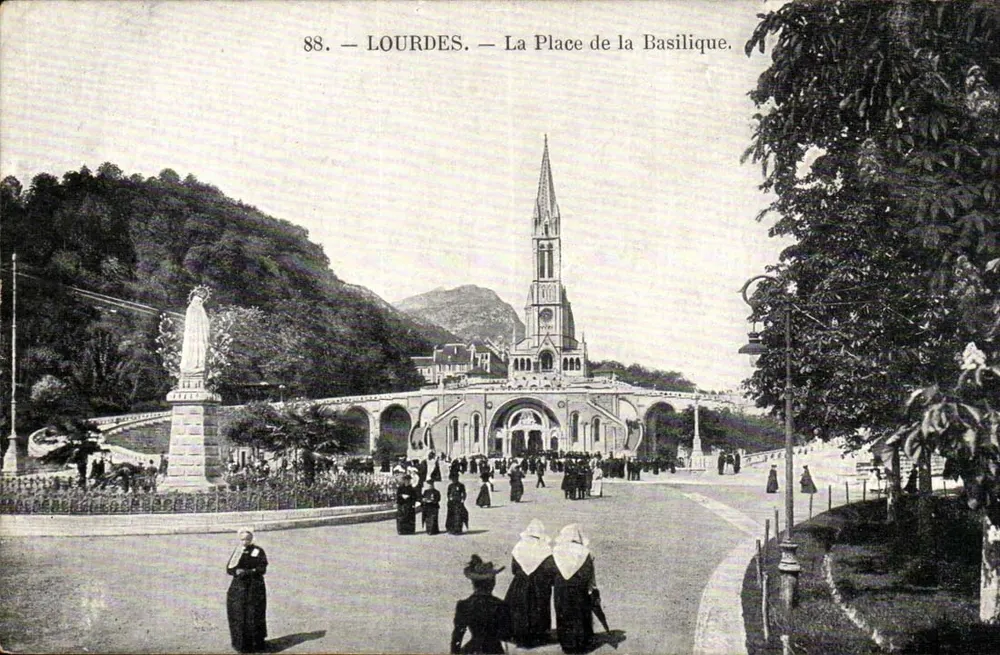 Lourdes — A Praça da Basílica — Editor não identificado, n° 88 - Frente