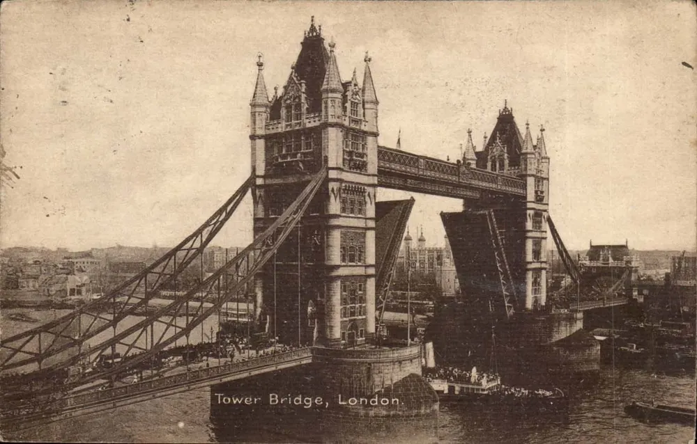 Tower Bridge, Londres — vista com ponte levadiça — M. & L. Ltd. National Series - Frente