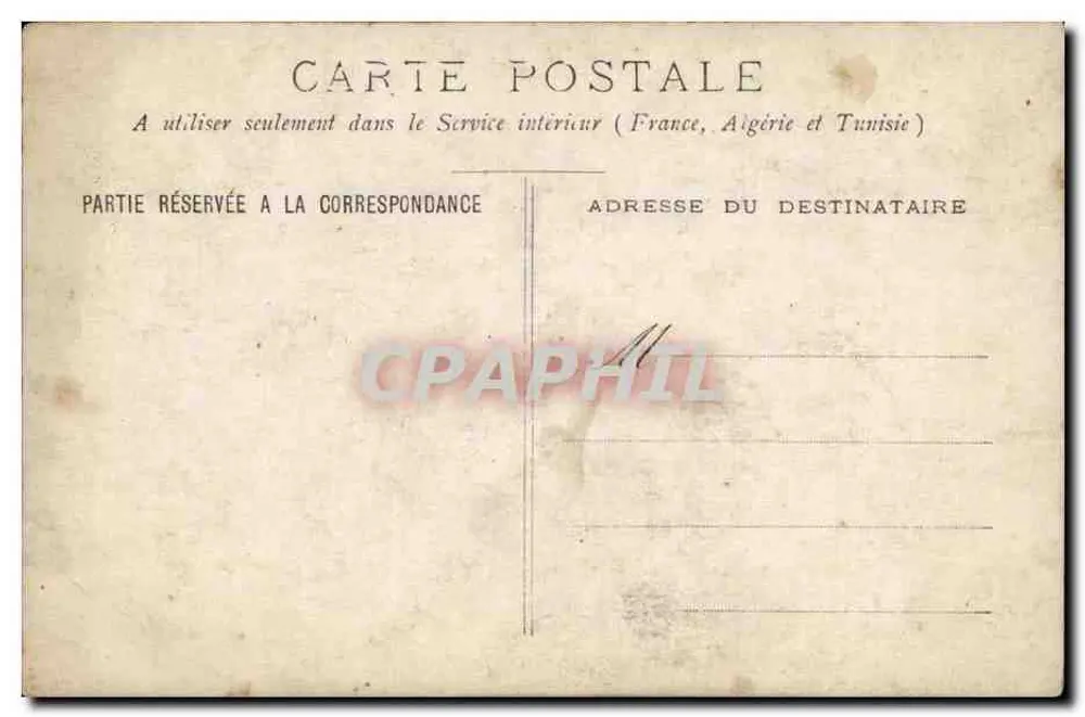 Bebê sentado sobre uma pele de animal — fotografia em preto e branco — cartão postal francês - Verso