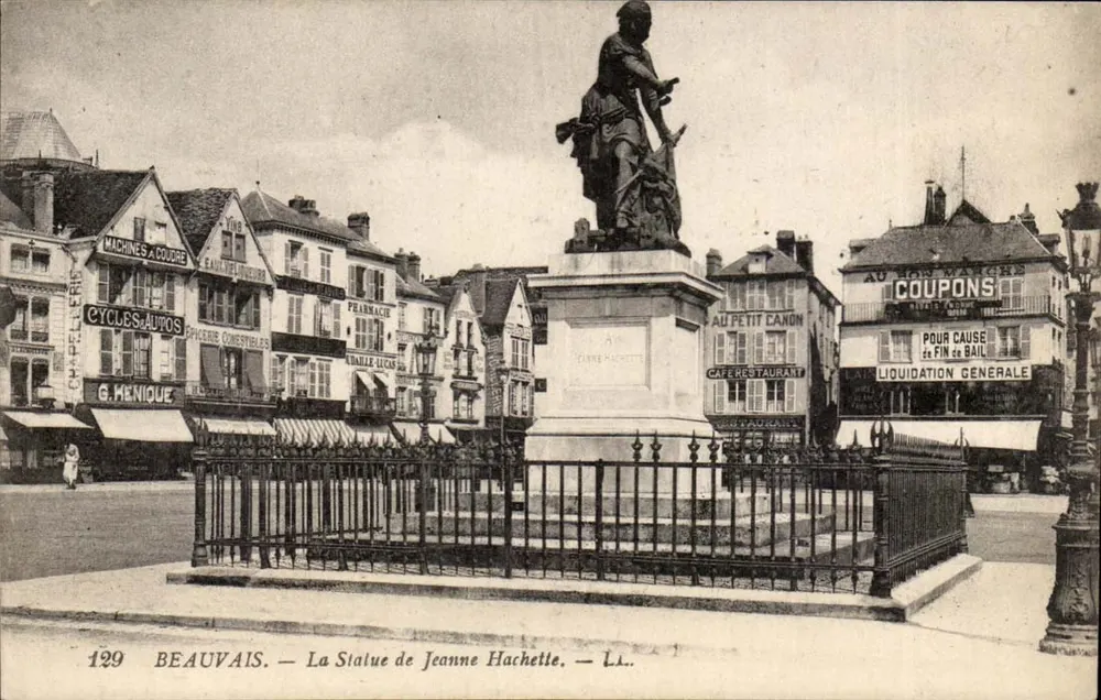 Beauvais — A Estátua de Jeanne Hachette — LL. - Frente