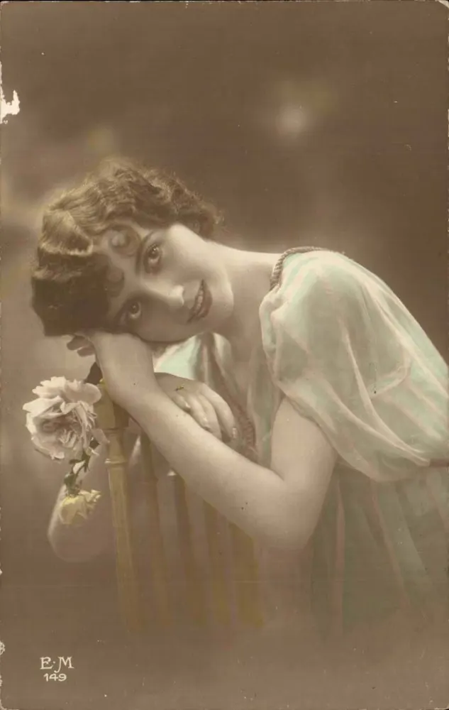 Junge Frau — Pose mit Rose — E.M. 149 - Vorderseite