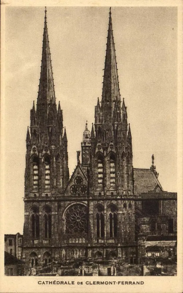 Catedral de Clermont-Ferrand — vista frontal com suas duas agulhas — editor não identificado - Frente