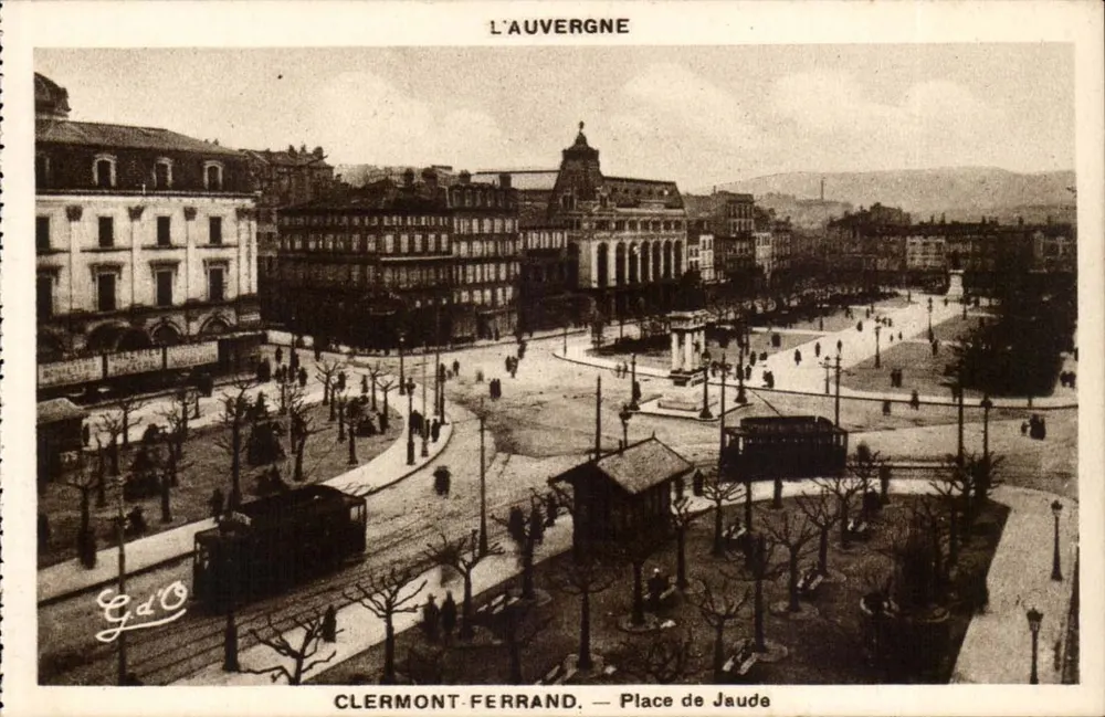 Clermont-Ferrand — Praça de Jaude — Editor J. Gouttefanges, n° 1090 - Frente