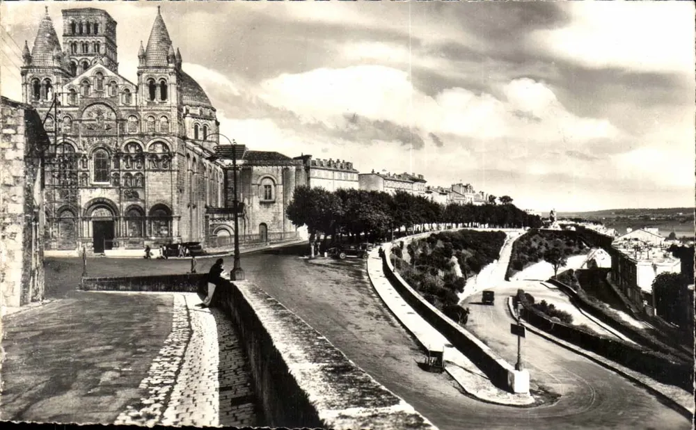 Angoulême — Kathedrale Saint-Pierre und Mauern — Éditions du Globe Paris - Vorderseite