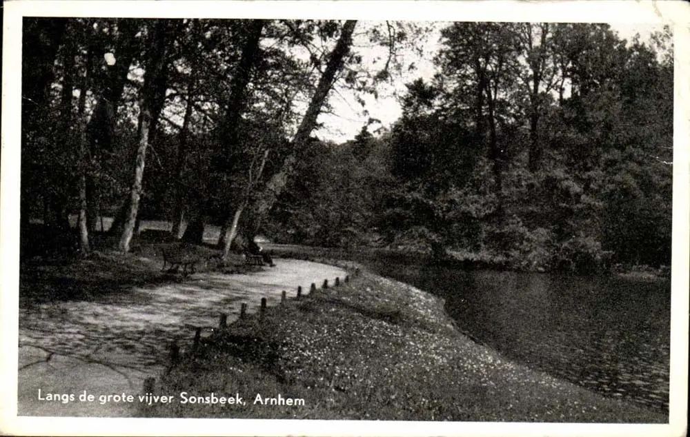 A lo largo de la gran laguna Sonsbeek, Arnhem — editor L.A. v. Bellekom - Anverso