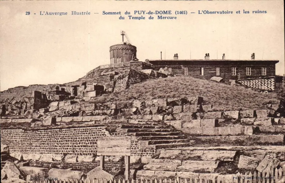 Gipfel des PUY-DE-DOME (1465) — Das Observatorium und die Ruinen des Tempels Merkurs — L'Auvergne Illustrée - Vorderseite