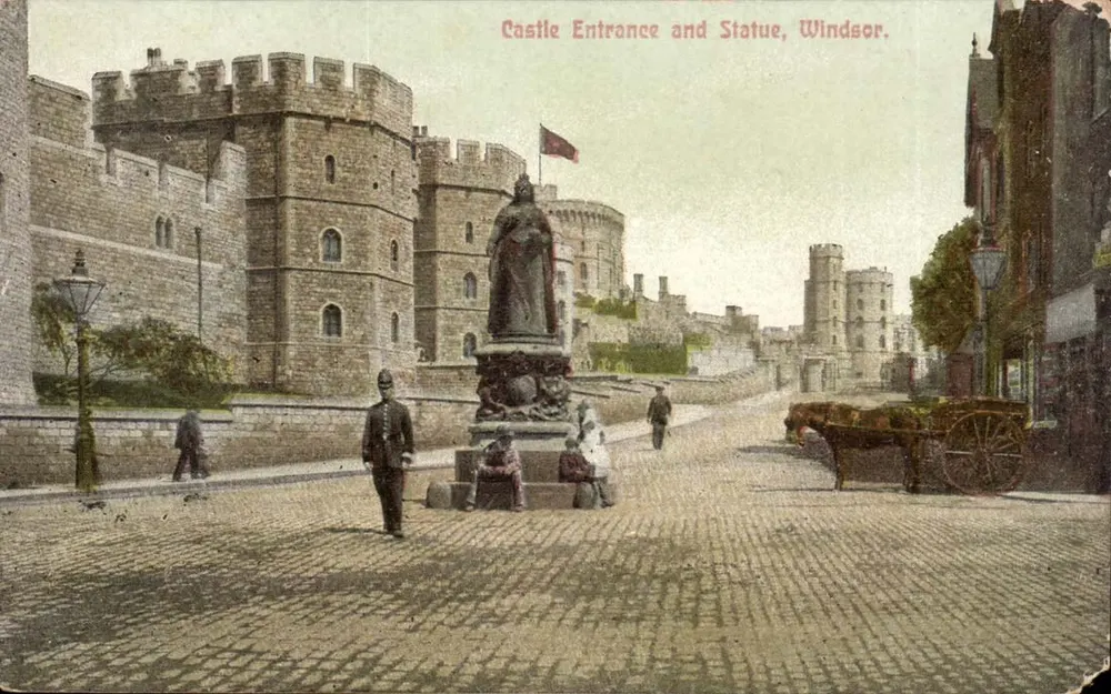 Eingang zum Schloss und Statue, Windsor — Marshall's Series, Windsor - Vorderseite