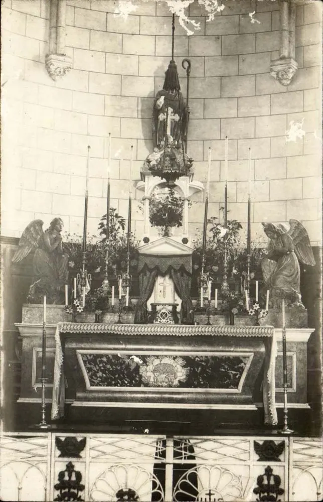 Innenraum einer Kirche — Altar mit Statue der Jungfrau und Engeln — Seriennummer nicht sichtbar - Vorderseite