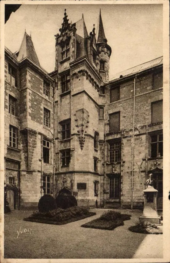 Cour interne do castelo de Angers — editor Yvon, n°16 - Frente