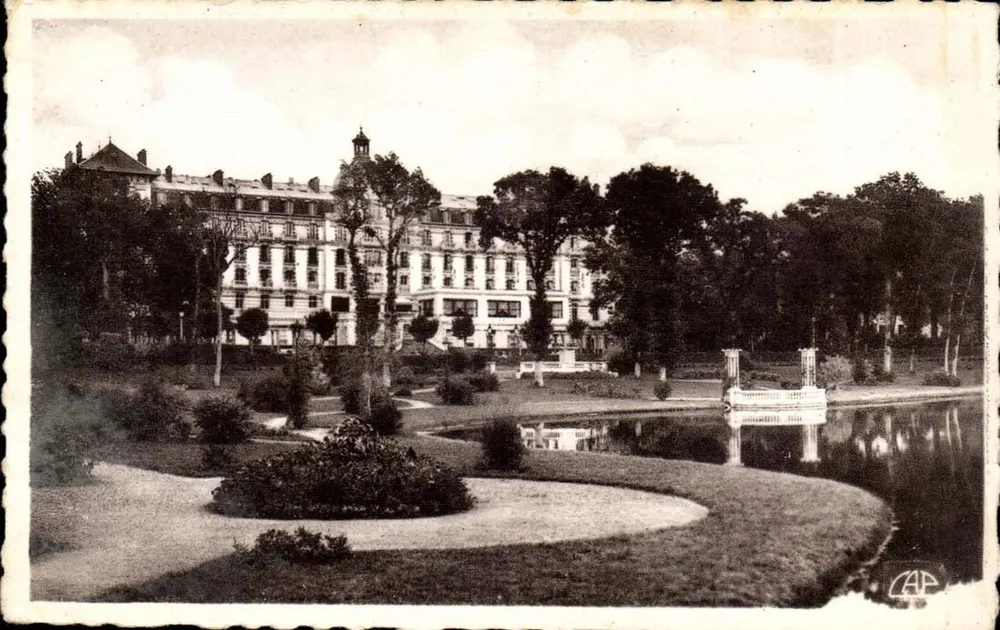 Bagnolles-de-l'Orne — Das Grand-Hôtel und seine Gärten — Éd. des Arts Photomécaniques, Paris - Vorderseite