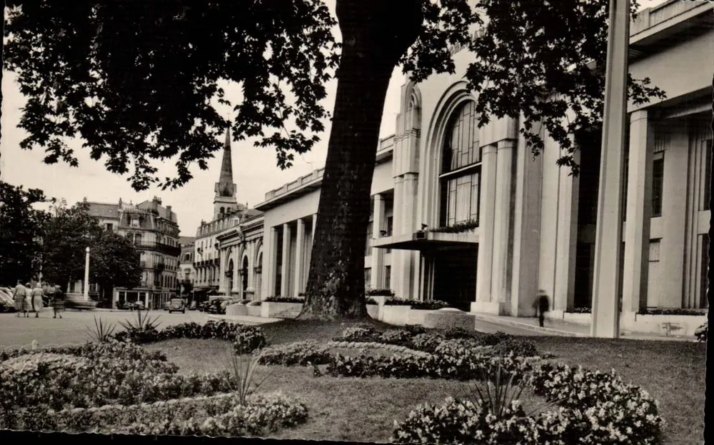 Aix-les-Bains — Plein van het Thermisch Establissement — Les Éditions Gellard Bron - Voorkant