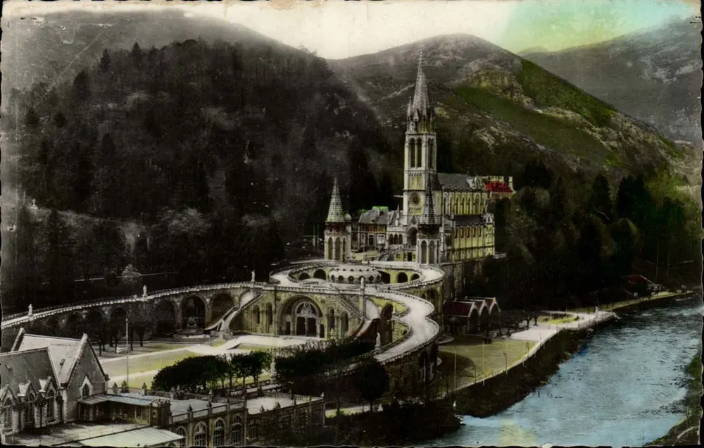 Lourdes — A Basílica — Edição P. DOUCHIL, n°32 - Frente