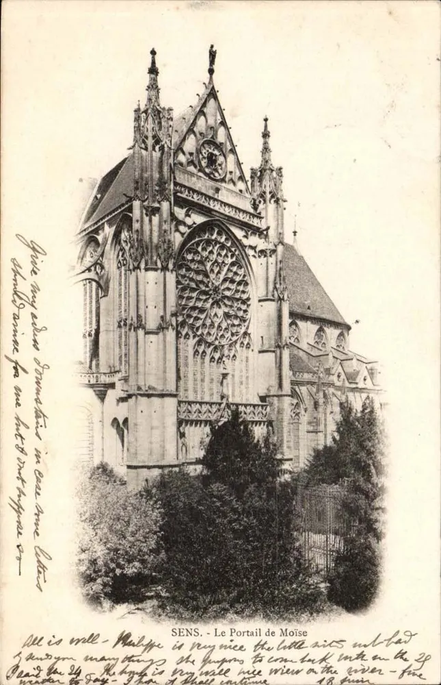 SENS - O Portal de Moisés — vista da catedral gótica com roseira - Frente