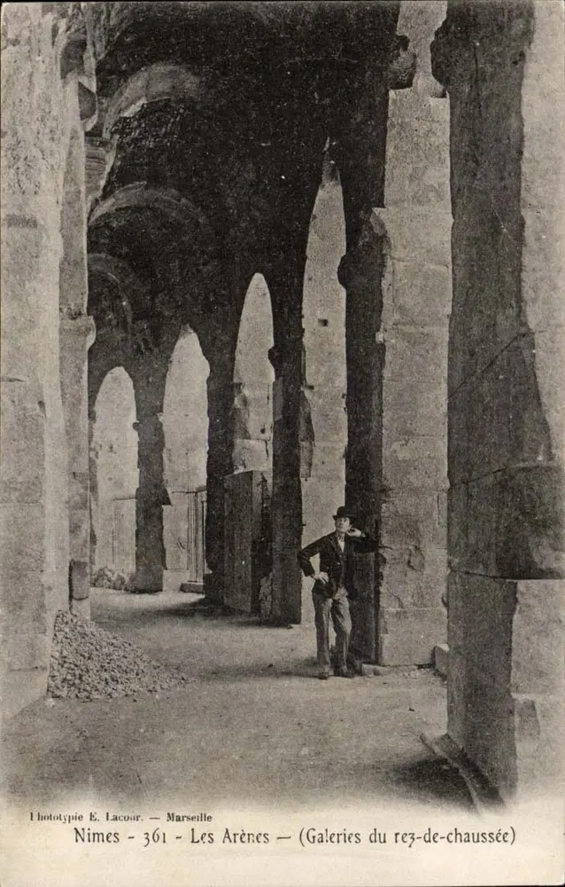 Nîmes - Die Arenen — Erdgeschoss-Galerien — Phototypie E. Lacour — Nr. 361 - Vorderseite