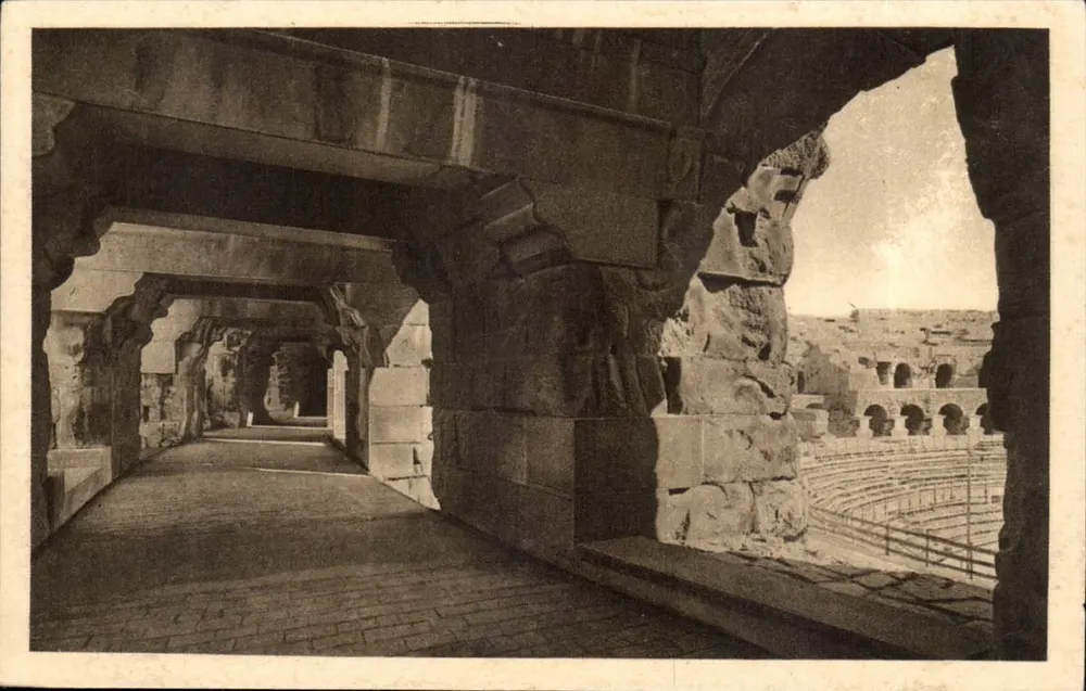 Nîmes — As Arênes. Galerias externas. - Frente