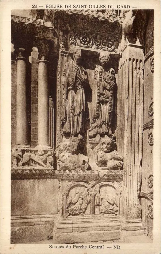 Kirche Saint-Gilles-du-Gard — Statuen des zentralen Portikus — ND - Vorderseite