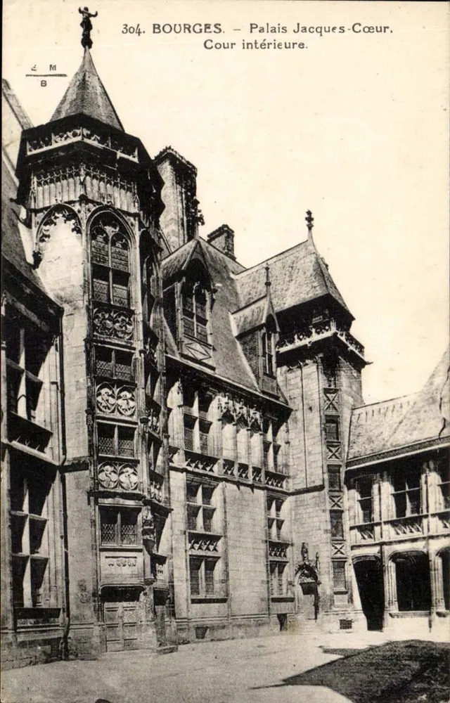 Bourges — Palais Jacques-Cœur. Cour intérieure — E. Maynaud, edit. Bourges, n° 304 - Recto