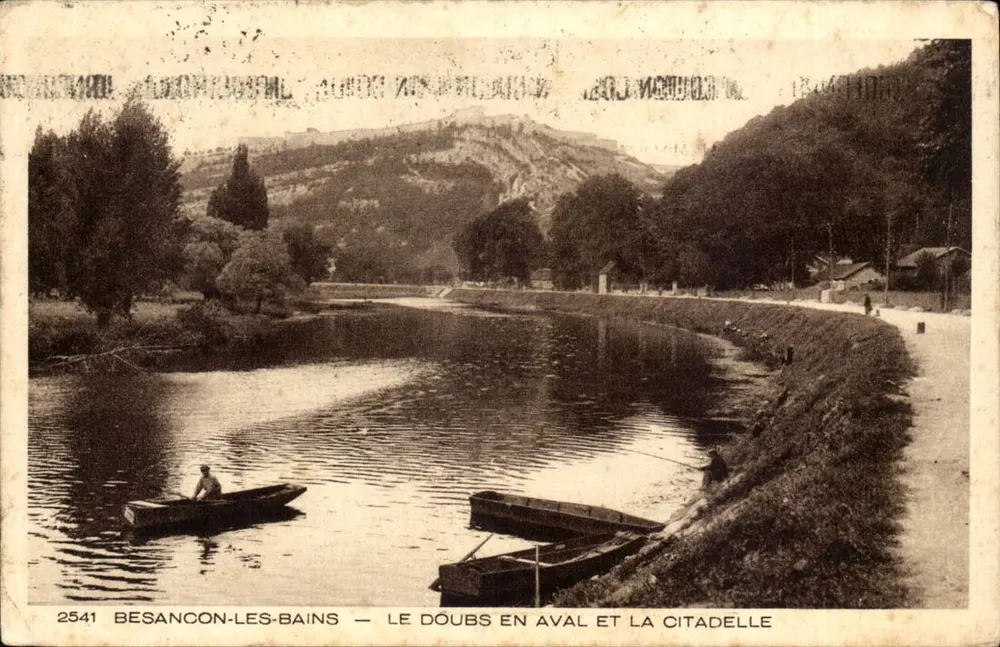 Besançon-les-Bains — Der Doubs stromabwärts und die Citadel - Vorderseite